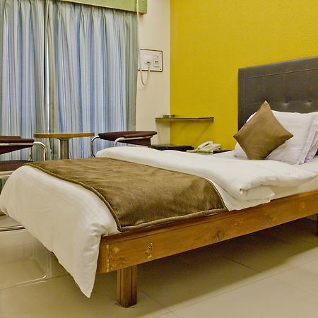 Hotel Executive Surat Exterior foto