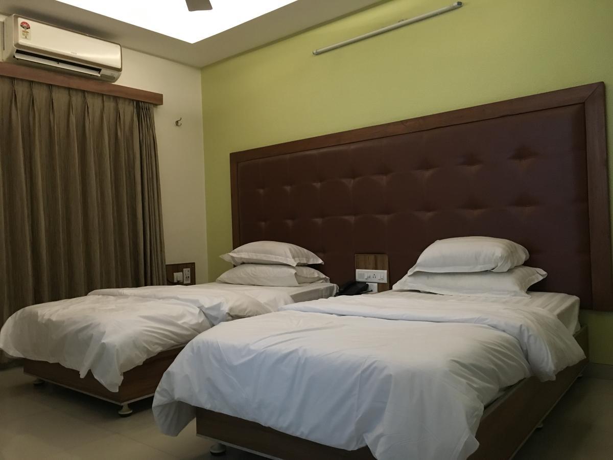 Hotel Executive Surat Exterior foto