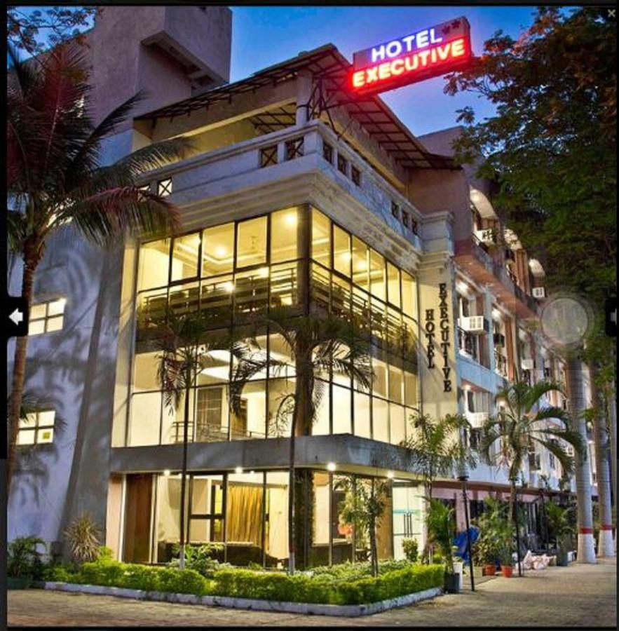 Hotel Executive Surat Exterior foto