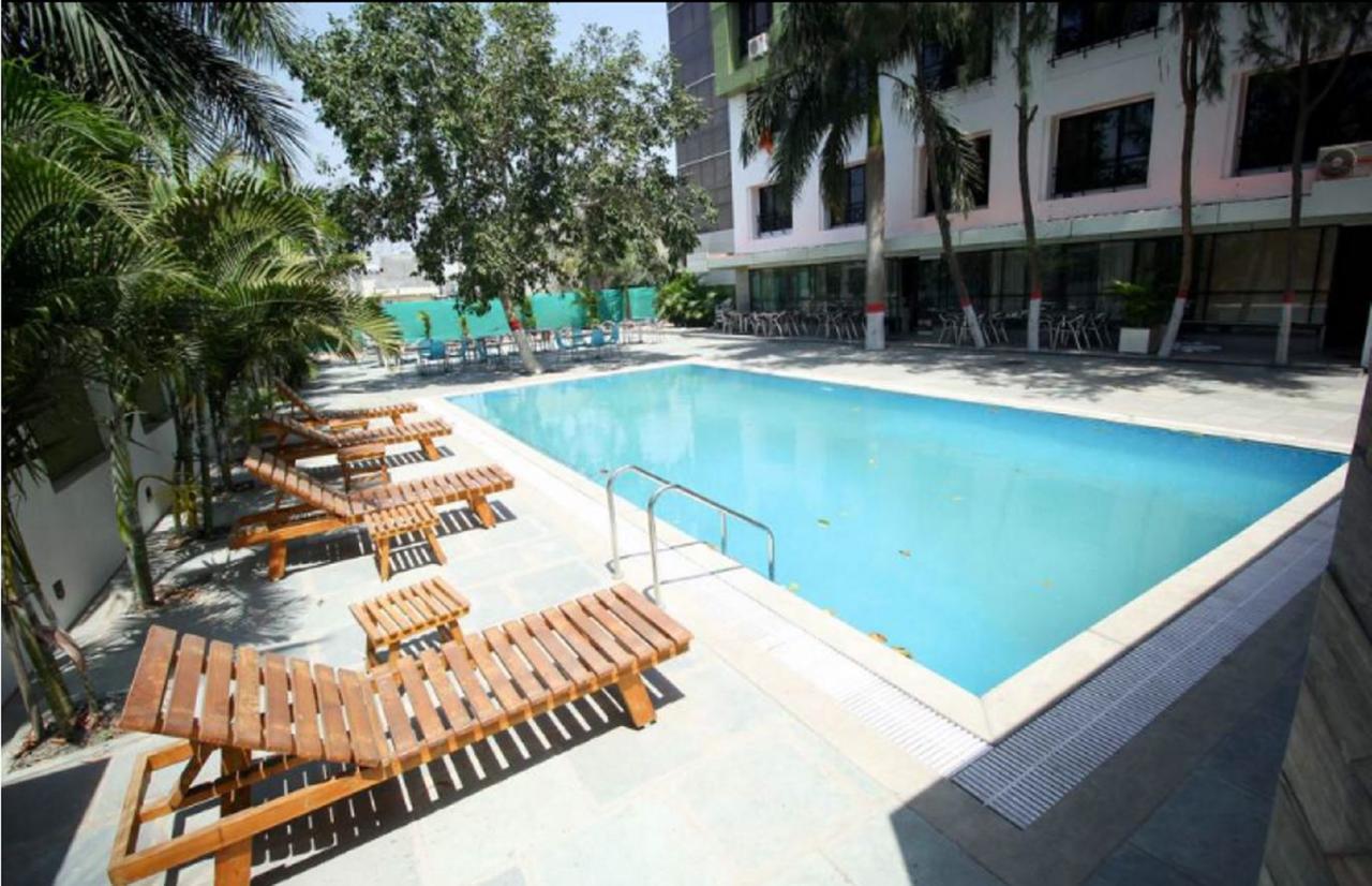 Hotel Executive Surat Exterior foto