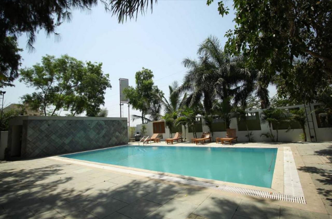 Hotel Executive Surat Exterior foto