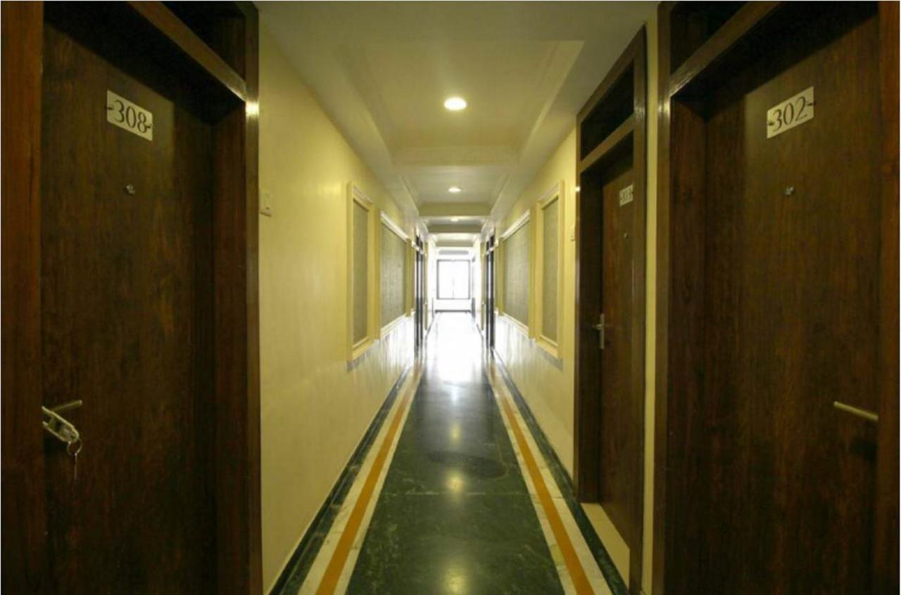 Hotel Executive Surat Exterior foto