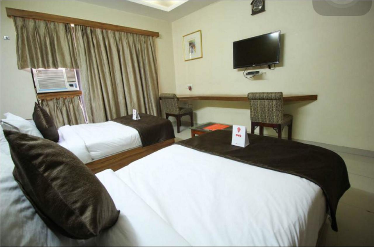Hotel Executive Surat Exterior foto