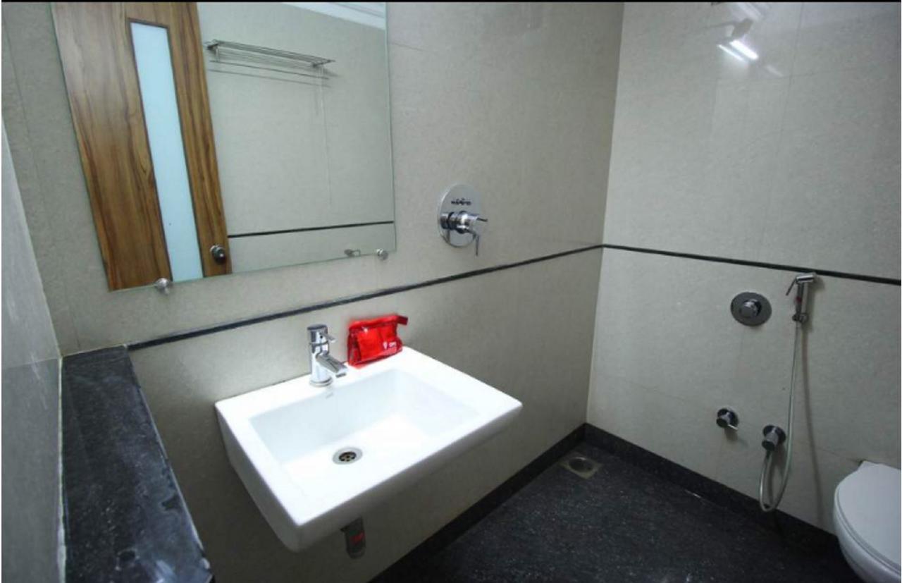 Hotel Executive Surat Exterior foto