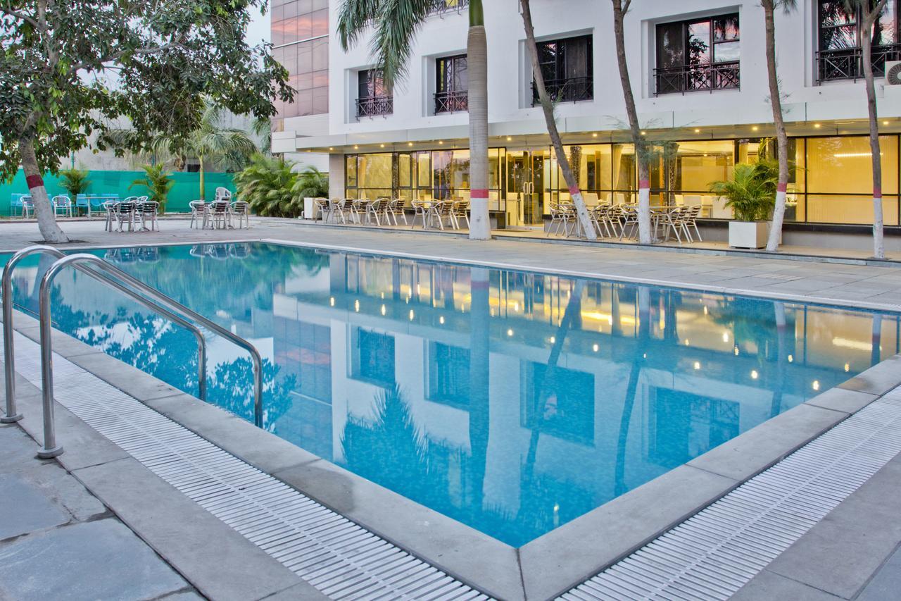 Hotel Executive Surat Exterior foto