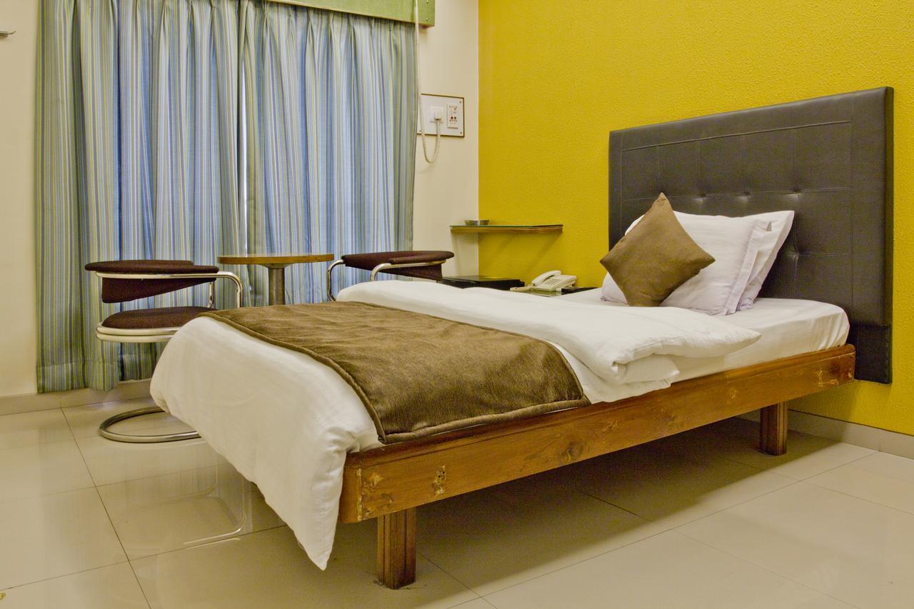 Hotel Executive Surat Exterior foto